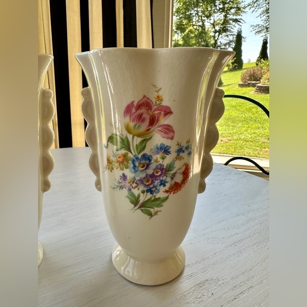 1950’S SET/2 , FLORAL VASES. SOFT CREAM COLOR WITH ONE SIDED FLORAL DESIGN. - Picture 2 of 12